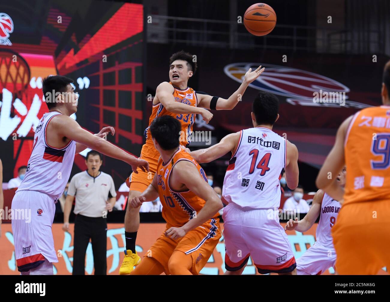 Qingdao, la provincia cinese di Shandong. 4 luglio 2020. Luo Hanchen (Top) degli squali di Shanghai compete durante una partita tra i Lions di Guangzhou Loong e gli squali di Shanghai alla lega 2019-2020 della Chinese Basketball Association (CBA) a Qingdao, nella provincia di Shandong, nella Cina orientale, il 4 luglio 2020. Credit: Li Ziheng/Xinhua/Alamy Live News Foto Stock