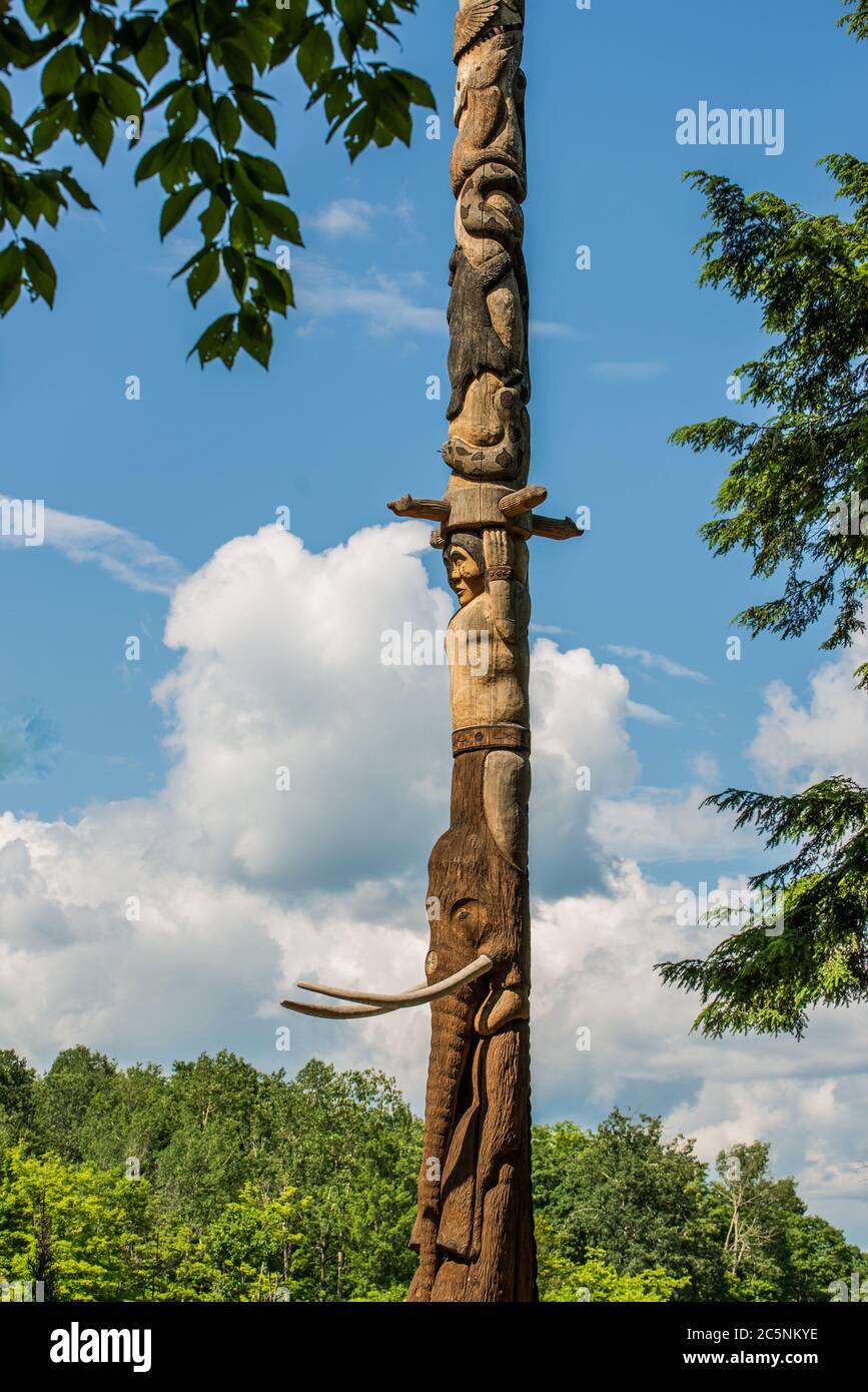 Parc Omega, Canada, 3 luglio 2020 - totem della prima nazione nel parco Omega in Canada Foto Stock