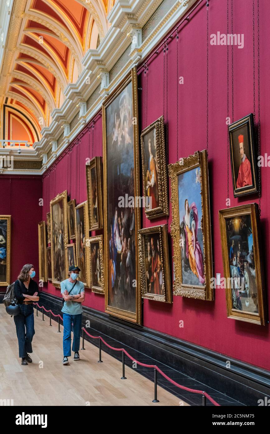 Londra, Regno Unito. 04luglio 2020. IMBARCO FINO al 1700 04/07/20 - la Sala recentemente ristrutturata Julia e Hans Rausing - la Galleria Nazionale è la prima grande galleria pubblica a riaprire, oggi offre un'anteprima della divaricazione sociale, sistema unidirezionale e altre precauzioni - con l'apertura pubblica ufficiale, con ingresso a tempo, mercoledì prossimo. Il "blocco" continua per l'epidemia di Coronavirus (Covid 19) a Londra. Credit: Guy Bell/Alamy Live News Foto Stock