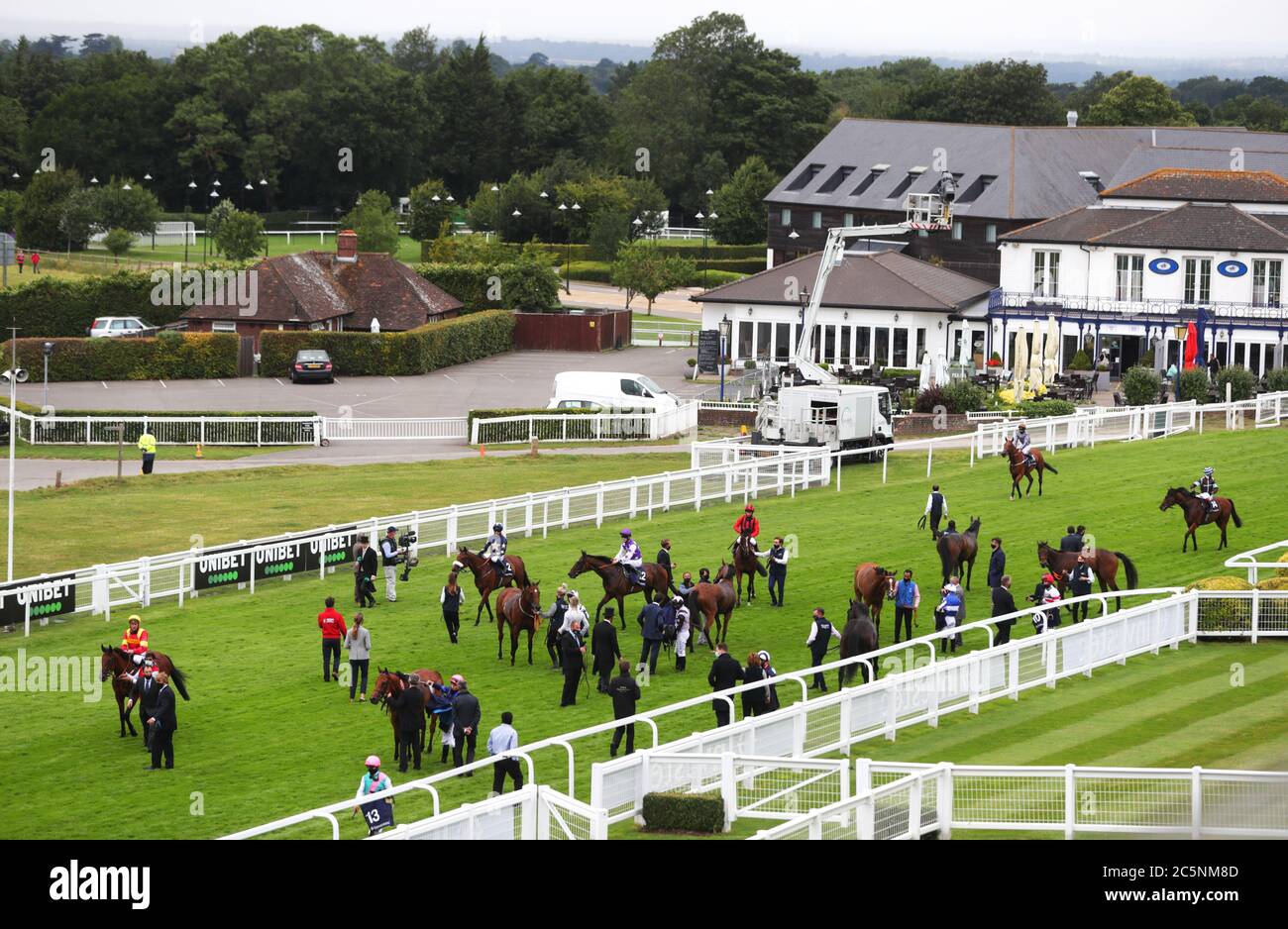 Una vista generale dalla scatola reale di corridori e piloti nell'handicap di Investec all'Ippodromo di Epsom. Foto Stock