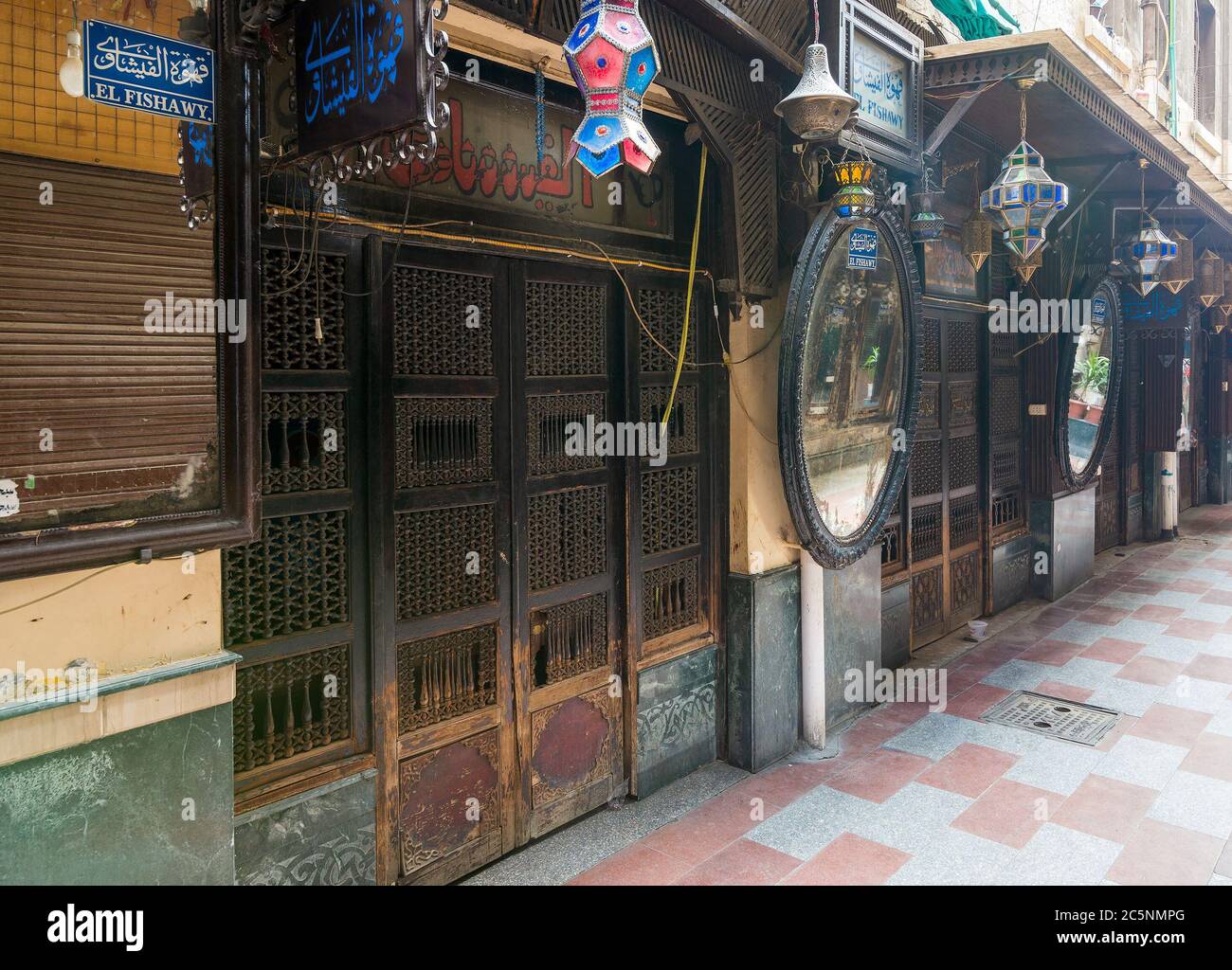 Cairo, Egitto - Giugno 26 2020: Vecchia e famosa caffetteria, El Fishawi, situata nella storica Mamluk era Khan al-Khalili famoso bazar e souq, chiuso durante il periodo di blocco Covid-19 per la prima volta dal 1773 Foto Stock