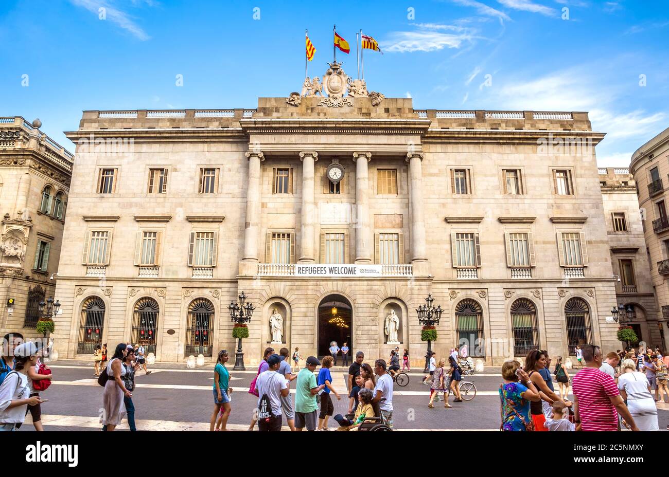 BARCELLONA, SPAGNA - 8 LUGLIO 2016: Municipio su Placa de Sant Jaume. Il Palau de la Generalitat è un palazzo storico di Barcellona, Spagna - J. Foto Stock