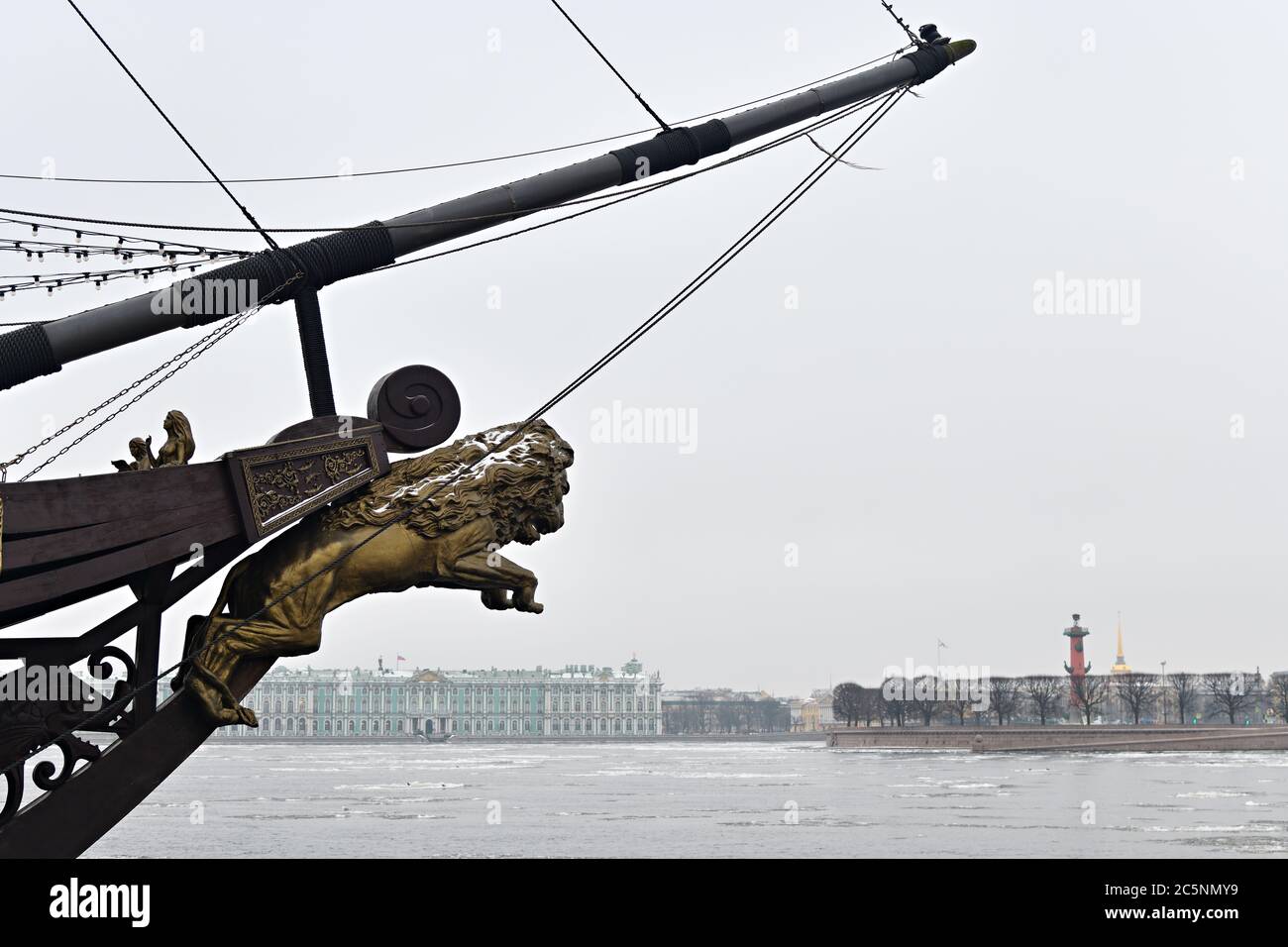 Antica scultura di leone sull'arco della nave e vista sul fiume Neva e inverno Vasilevsky Island a San Pietroburgo, Russia Foto Stock