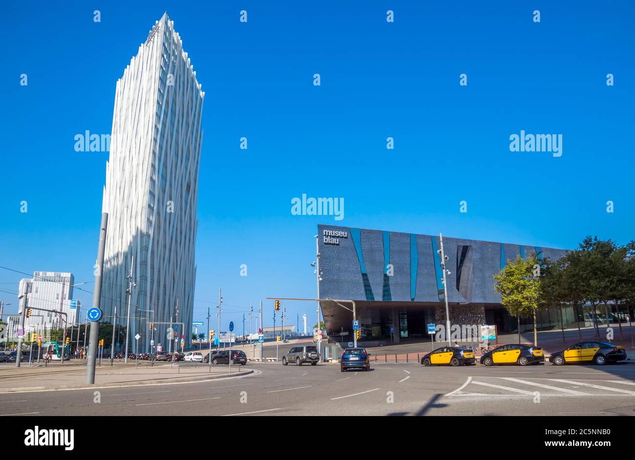 BARCELLONA, SPAGNA - 12 LUGLIO 2016: Nuova architettura moderna nella zona Diagonal Mar i el Front Maritim del Poblenou. Barcellona, Spagna - 12 luglio 2016: Foto Stock