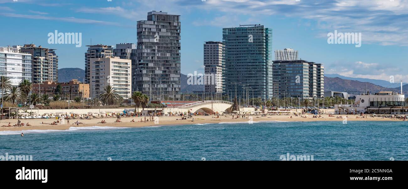 BARCELLONA, SPAGNA - 13 LUGLIO 2016: Spiaggia e nuovi edifici nel quartiere Sant Marti, Barcellona, Spagna Barcellona, Spagna - 13 luglio 2016: Spiaggia e New bu Foto Stock