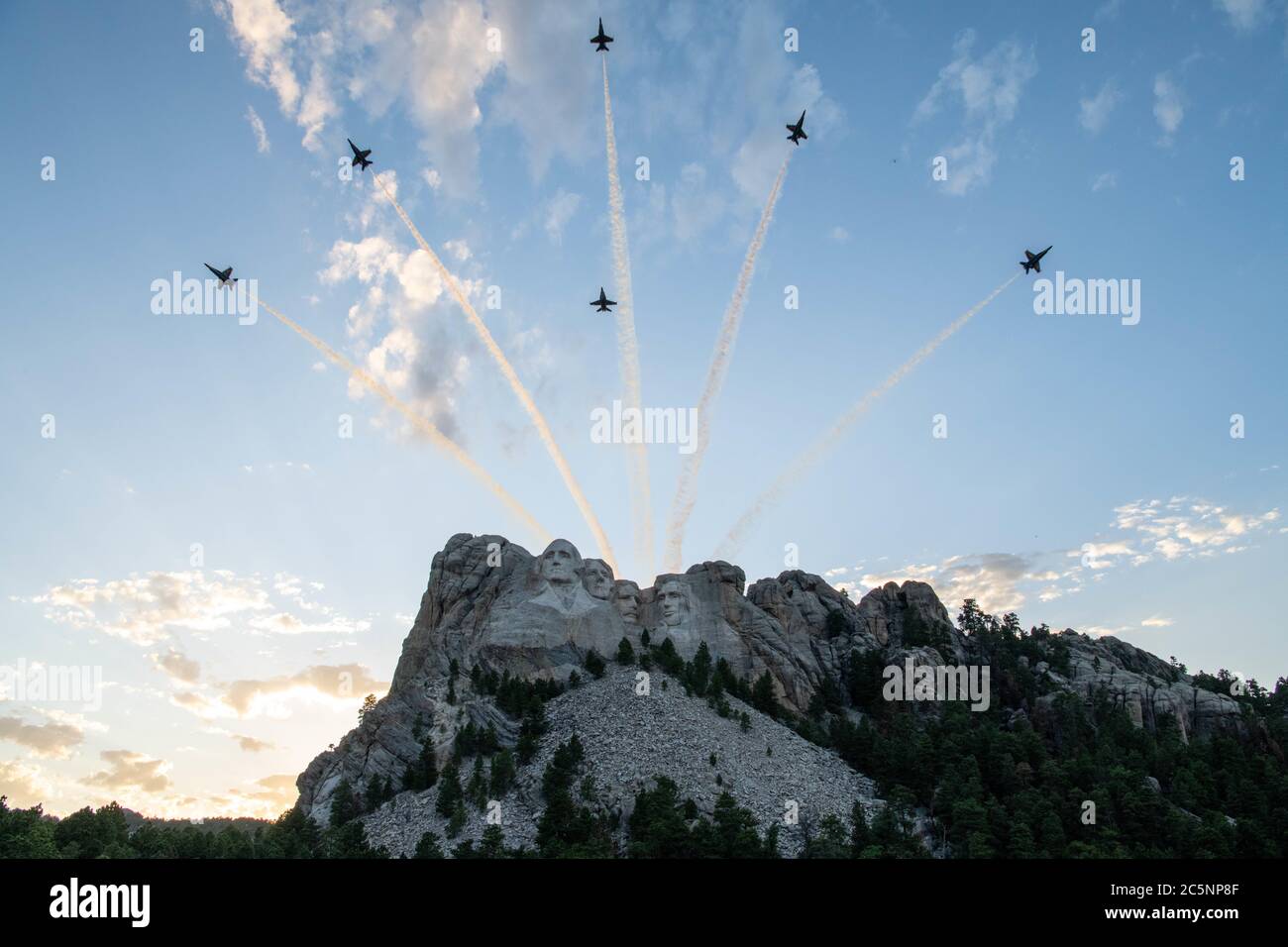 In questa foto rilasciata dal Dipartimento della Difesa degli Stati Uniti (DoD), Blue Angels F-18 Hornets sorvolano il Monte Rushmore durante una celebrazione di saluto per l'America ospitata dallo stato del South Dakota 3 luglio 2020. I Blue Angels, con sede a Pensacola, Fla., facevano parte della partecipazione del DoD che includeva anche voli aerei della B-1B Lancer dalla 28a Bomb Wing, base dell'aeronautica di Ellsworth; South Dakota Air National Guard F-16s Falcons dalla 114th Fighter Wing, Sioux Falls; E HH-60s elicotteri Black Hawk dalla Società C, 1-189th Aviation Regiment, a Rapid City, S. Foto Stock