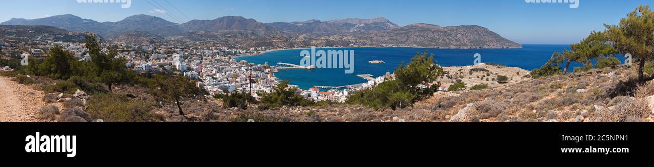 Vista di Pigadia dal sentiero da Amopi su Karpathos in Grecia, Europa Foto Stock