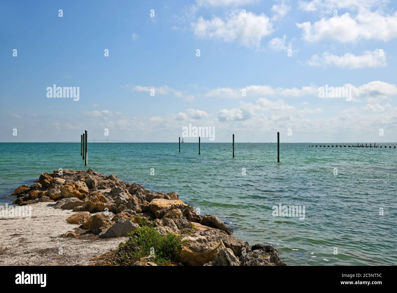 Vista della baia di Tampa dalla spiaggia sull'isola di Anna Maria, Florida Foto Stock
