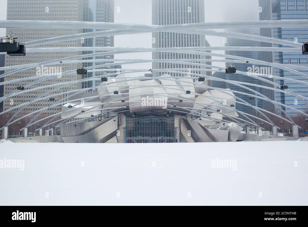Una vista del Jay Pritzker Pavilion a Chicago durante una forte caduta di neve, chicago Illinois, USA. Foto Stock