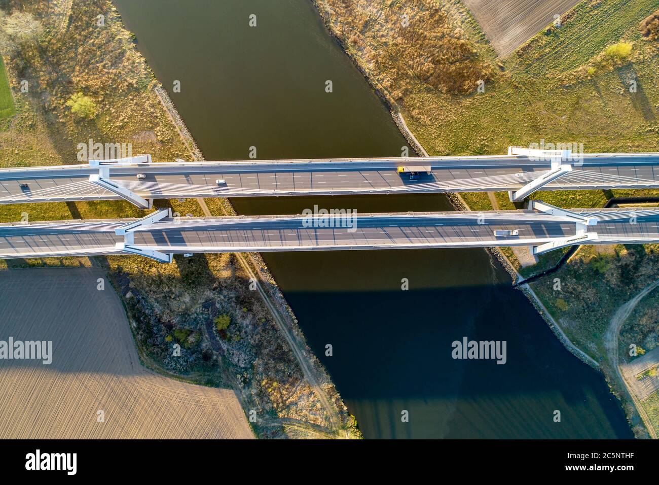 Nuovo moderno ponte a tre corsie con due cavi sul fiume Vistola a Cracovia, Polonia. Vista aerea dall'alto. Parte della circonvallazione intorno a Cracovia Foto Stock