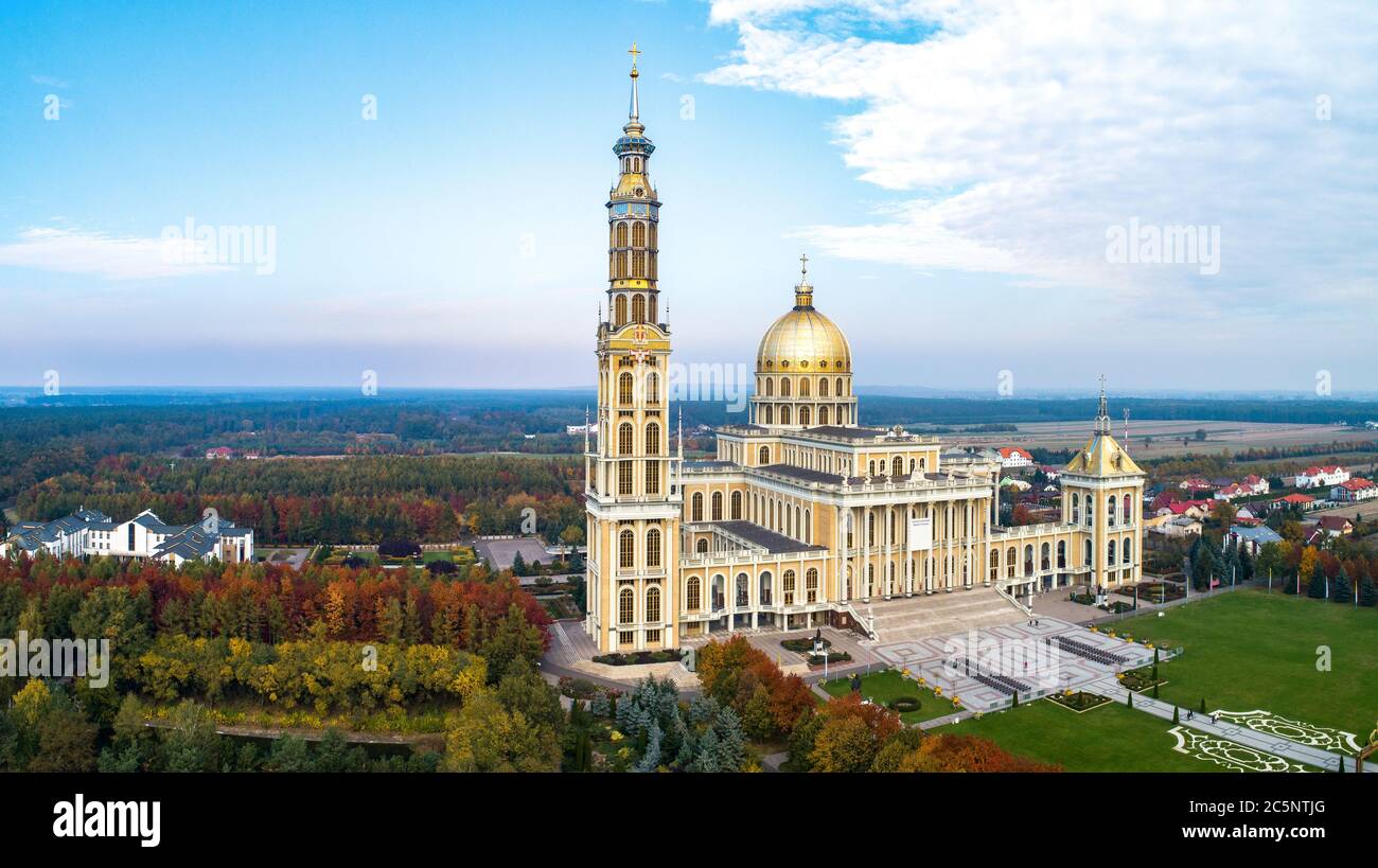 Santuario e Basilica di nostra Signora di Licheń nel villaggio Lichen. La chiesa più grande della Polonia, una delle più grandi del mondo. Famoso pellegrino cattolico Foto Stock