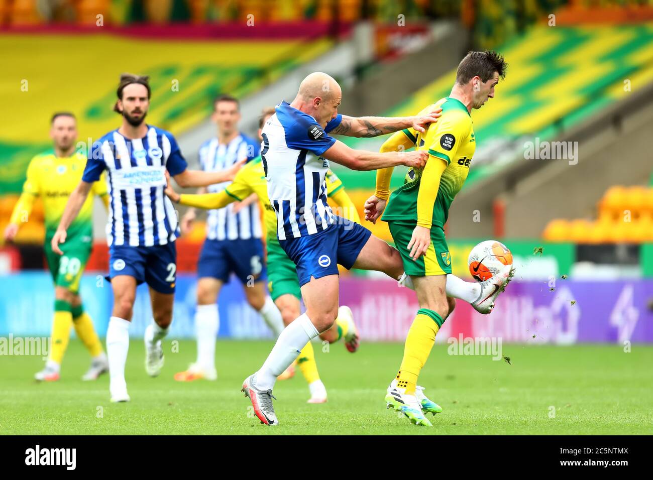 4 luglio 2020; Carrow Road, Norwich, Norfolk, Inghilterra, Premier League Football inglese, Norwich contro Brighton e Hove Albion; Aaron Mooy di Brighton &amp; Hove Albion affronta Kenny McLean di Norwich City Foto Stock