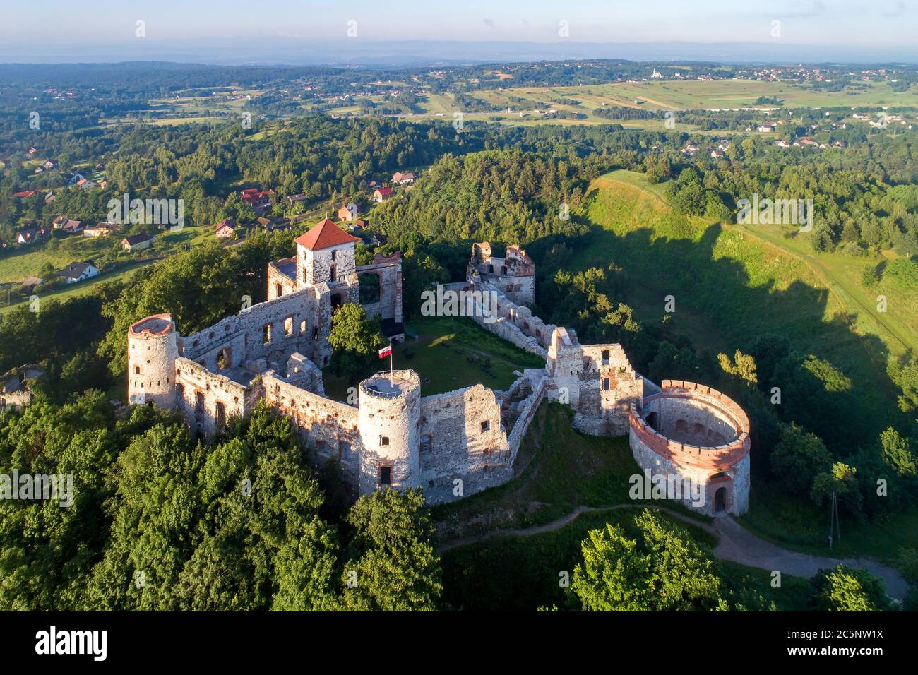 Rovine del castello medievale di Tenczyn a Rudno vicino a Cracovia in Polonia. Vista aerea all'alba in estate Foto Stock