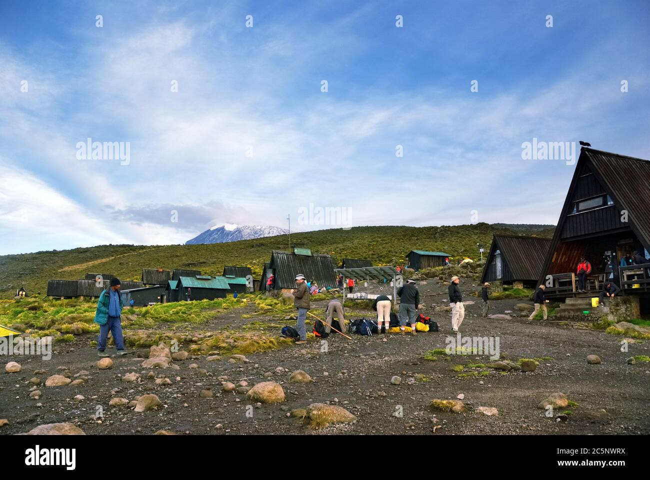 KILIMANJARO, TANZANIA - GEN 28: Gli arrampicatori si preparano a salire mt Kilimanjaro il 28 gennaio 2008 a Horombo. Si tratta di un villaggio di capanne arroccato su un piccolo plat Foto Stock