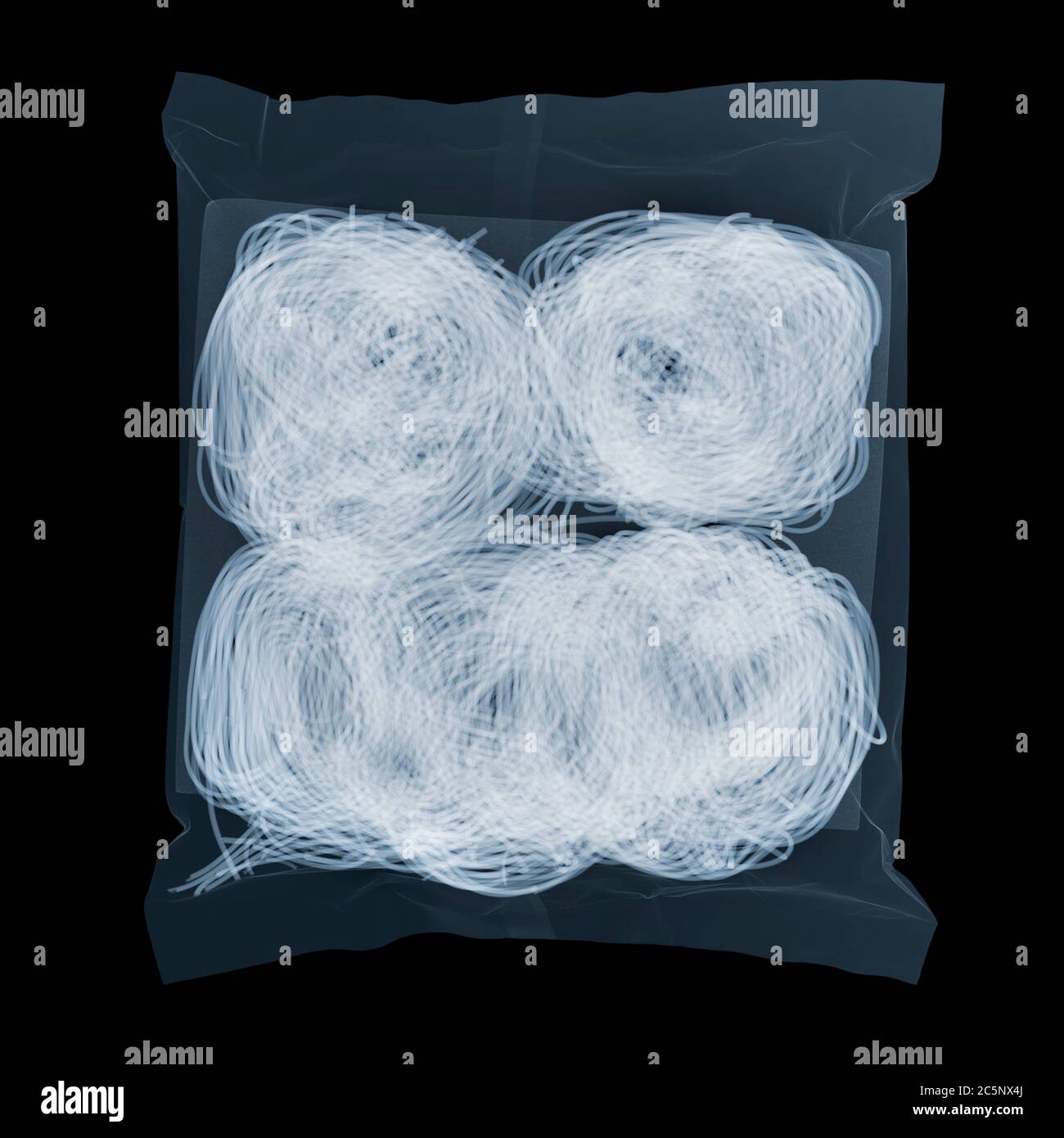 Pacchetto di tagliatelle, radiografia colorata. Foto Stock