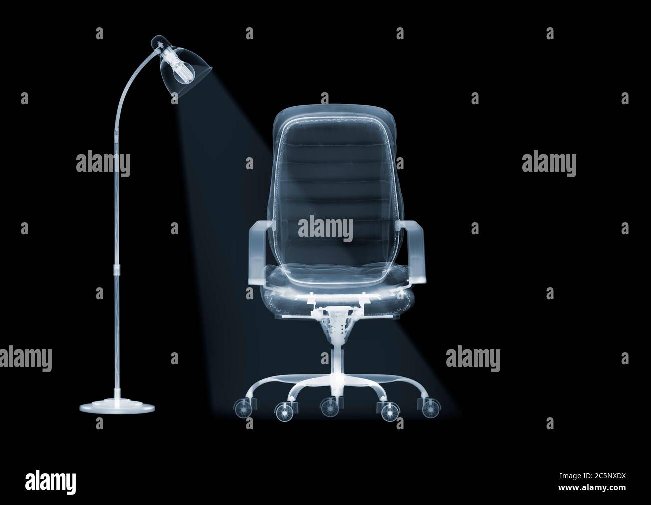 Lampada da terra e sedia da ufficio, raggi X colorati. Foto Stock