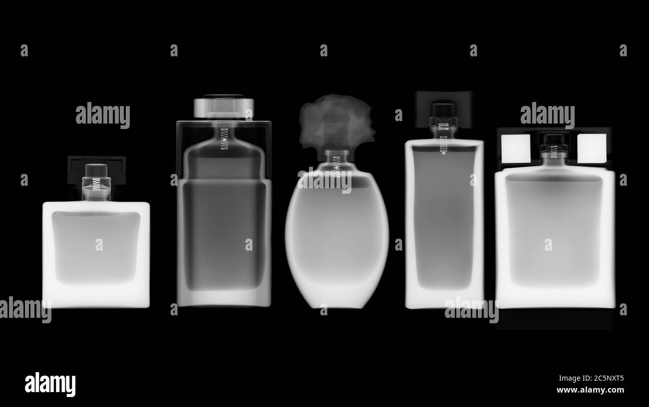 Cinque flaconi di profumo, raggi X. Foto Stock