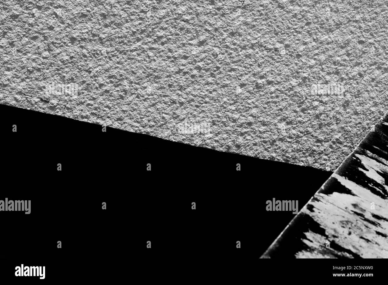 superficie ruvida astratta rugosa moderna architettura in bianco e nero cementa sfondo creativo Foto Stock