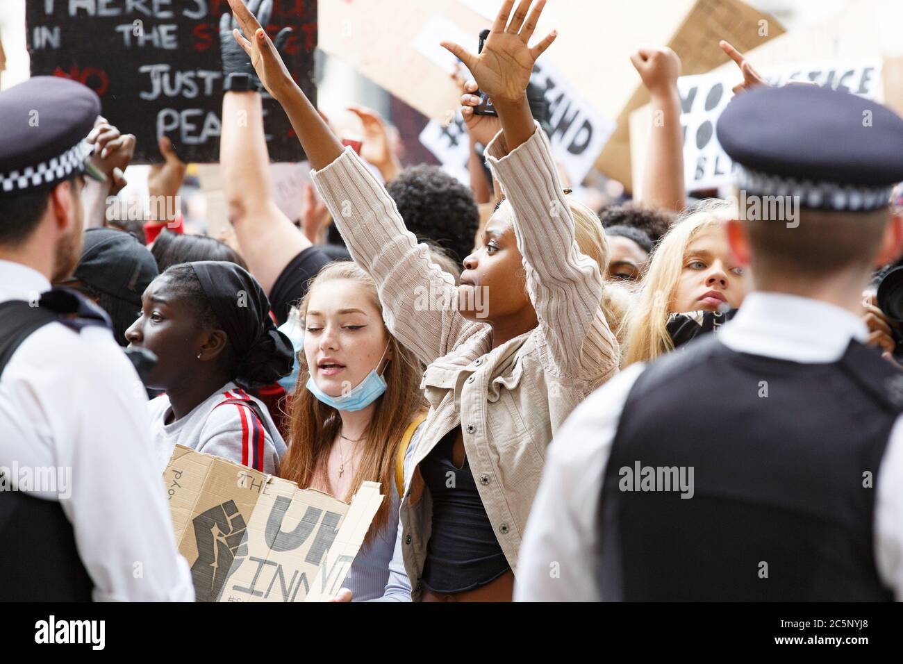 La protesta contro la Black Lives a Londra in solidarietà per l'uccisione illegale di George Floyd da parte della polizia a Minneapolis. Caratterizzato: Atmosfera dove: Londra, Regno Unito quando: 03 Giu 2020 credito: Mario Mitsis/WENN.com Foto Stock