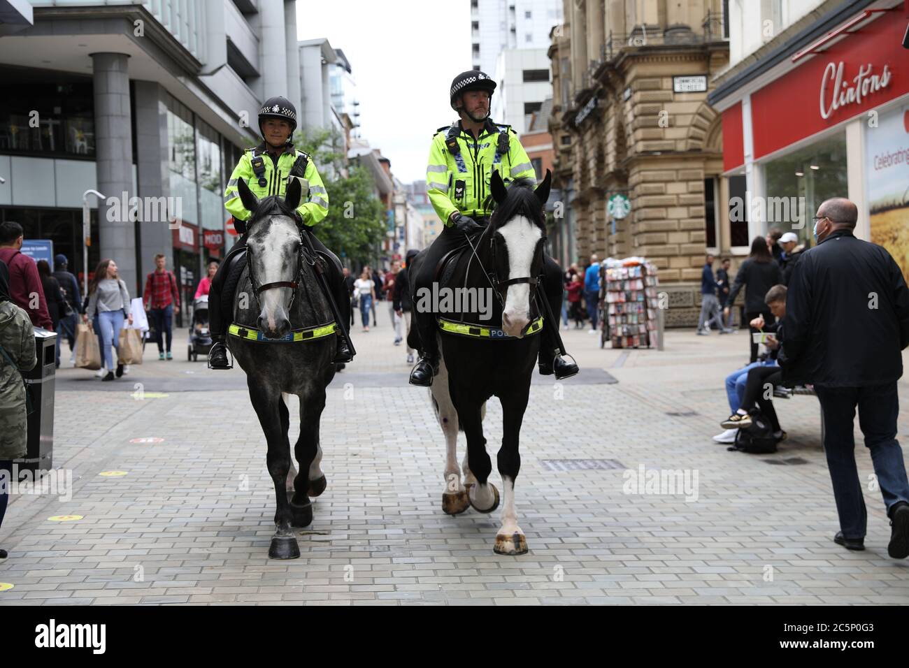 4 luglio 2020 Leeds, West Yorkshire. Il giorno il governo britannico ha rilassato le restrizioni Covid19 con pub, ristoranti, parrucchieri e barbiere che possono aprire per la prima volta in mesi nel centro di Leeds. Credit: David Coulson/Alamy Live News Foto Stock