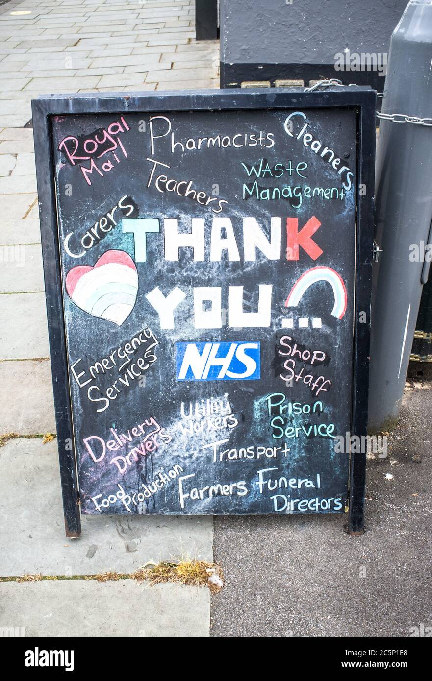 Messaggi di ringraziamento al NHS e ai principali lavoratori esposti fuori da un pub nel centro di Buckingham (Regno Unito). Foto Stock