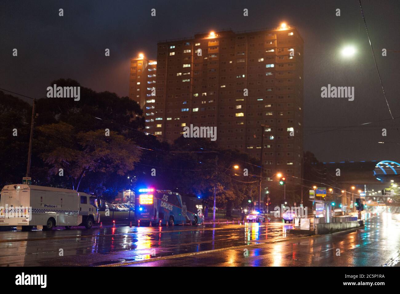 Melbourne, Australia. 04th luglio, 2020 Victoria Police prendere il controllo degli alloggi pubblici e i loro 3000 residenti a Flemington, Australia il sabato sera come parte di un governo vittoriano Covid-19 blocco. Credit: Michael Currie/Alamy Live News Foto Stock