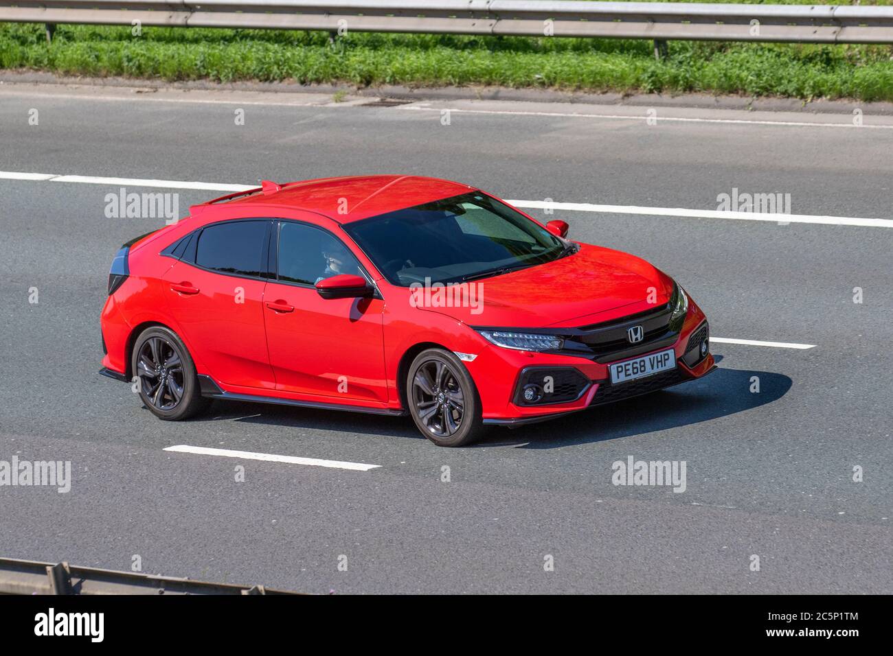 2018 rosso Honda Civic Sport VTEC; veicoli in movimento per il traffico veicolare, automobili che guidano veicoli su strade del Regno Unito, motori, motori sulla rete autostradale M6. Foto Stock