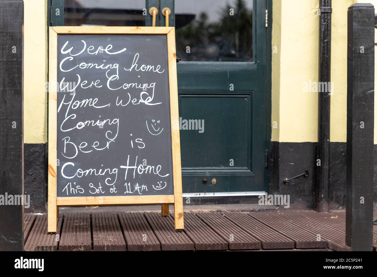 Blackboard mesage per i bevitori di pub a Southend on Sea, Essex, Regno Unito, il 4 luglio, come il paese si allenta ulteriormente dal blocco. Siamo a casa, birra a casa Foto Stock