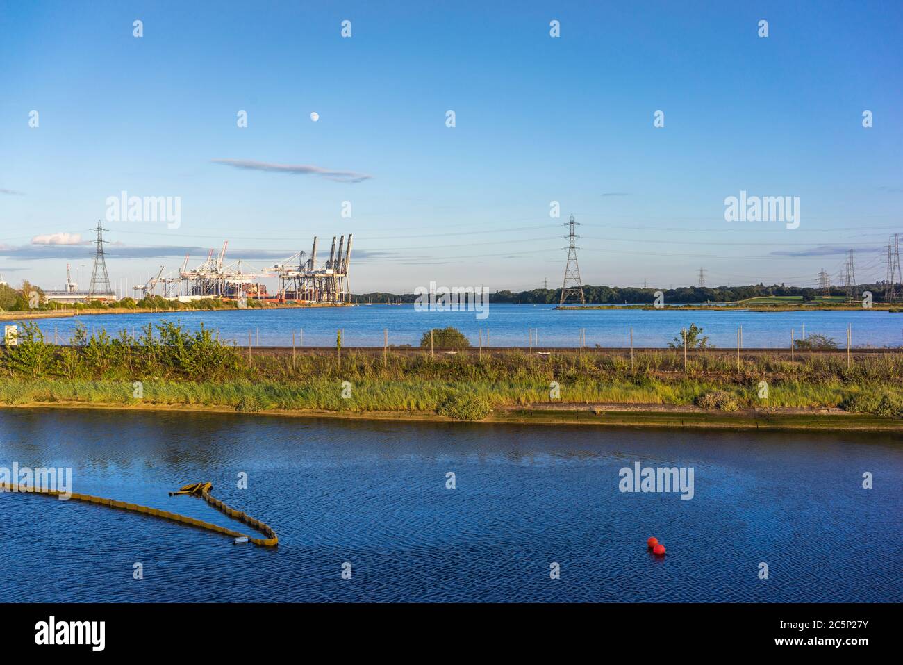 Vista sul River Test verso i moli di Southampton a Totton & Eling, Southampton, Inghilterra, Regno Unito Foto Stock