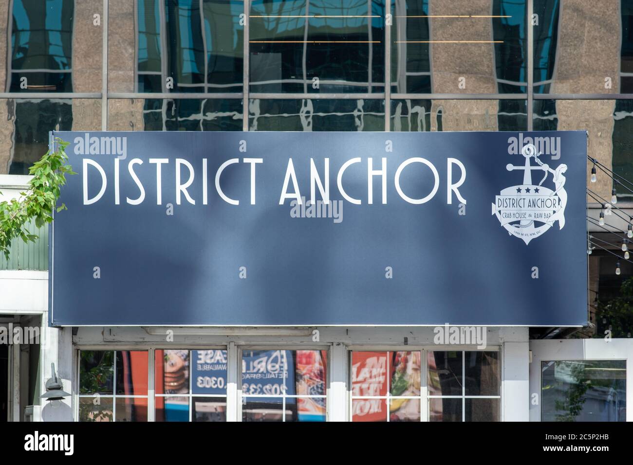 District Anchor, un'azienda italiana-americana con un patio che si trasforma in un luogo di ballo a tarda notte con DJ nei fine settimana. Foto Stock