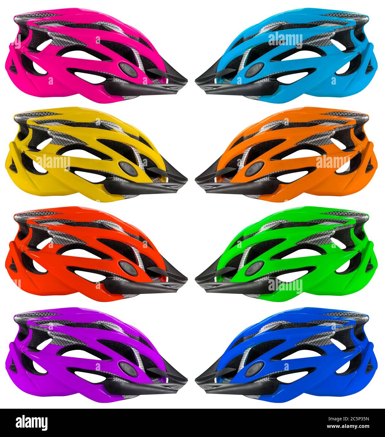 Caschi da ciclismo in plastica colorata isolati su bianco. Foto Stock