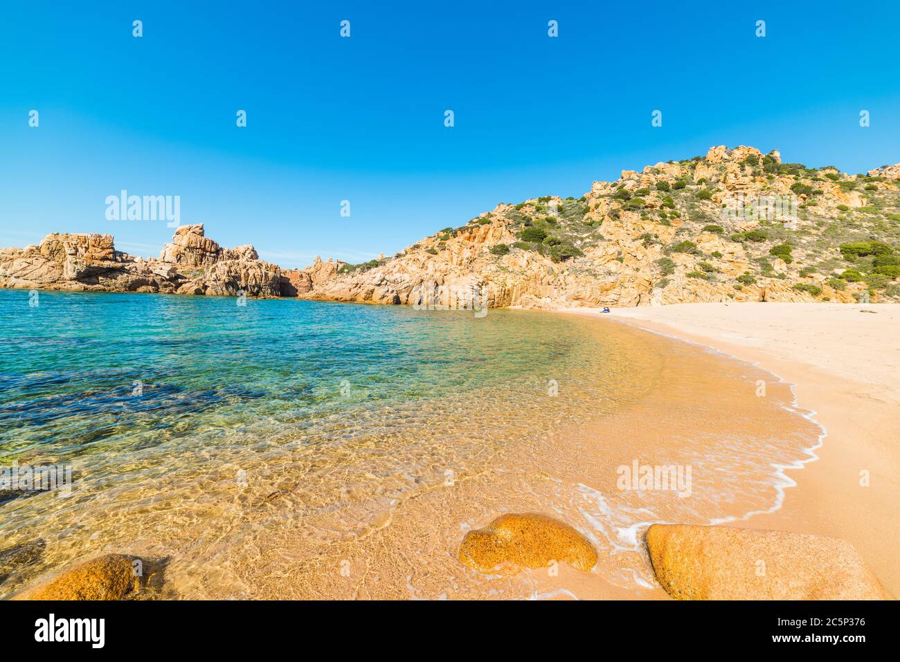 Spiaggia li Cossi in una giornata estiva limpida. Sardegna, Italia Foto Stock