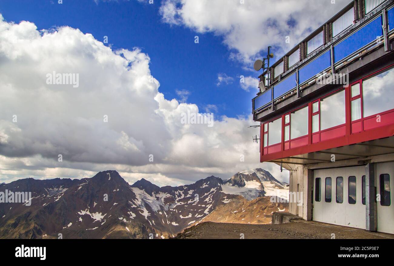 Stazione sommitale di Schnalstaler Gletscherbahn e Glacier Hotel Grawand in Kurzras Southtirol sulla frontiera con l'Austria Foto Stock