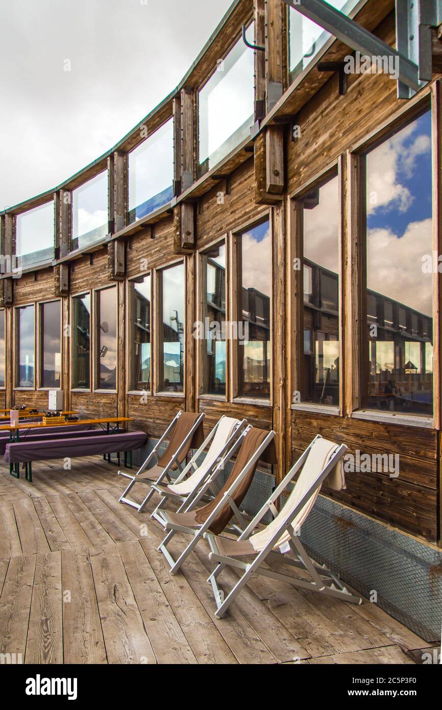 vista panoramica sulle montagne dalla terrazza panoramica del ristorante con sedie a sdraio Foto Stock
