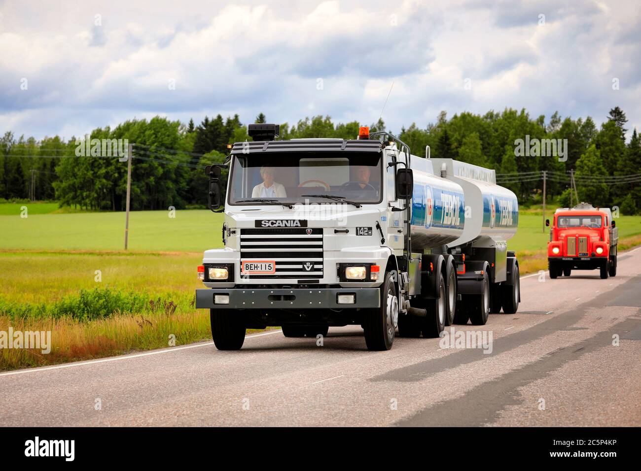 Scania 142H autocisterna Teboil su un raduno di camion d'epoca organizzato dalla Vintage Truck Association of Finland. Suomusjärvi, Finlandia. 4 luglio 2020. Foto Stock