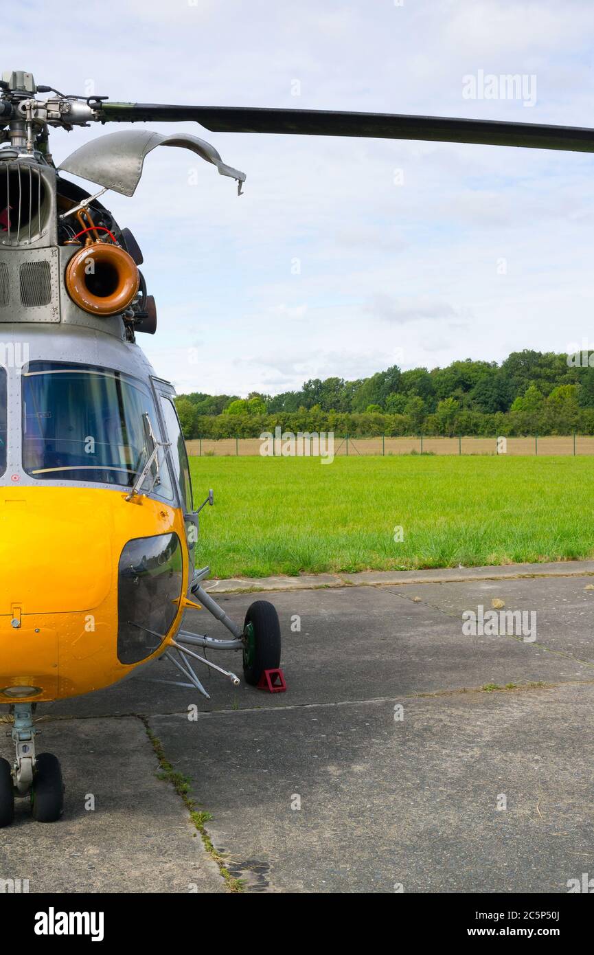 Mostra aeronautica - vecchio elicottero retrò vintage è in piedi in aeroporto. Composizione distintiva con spazio di copia Foto Stock