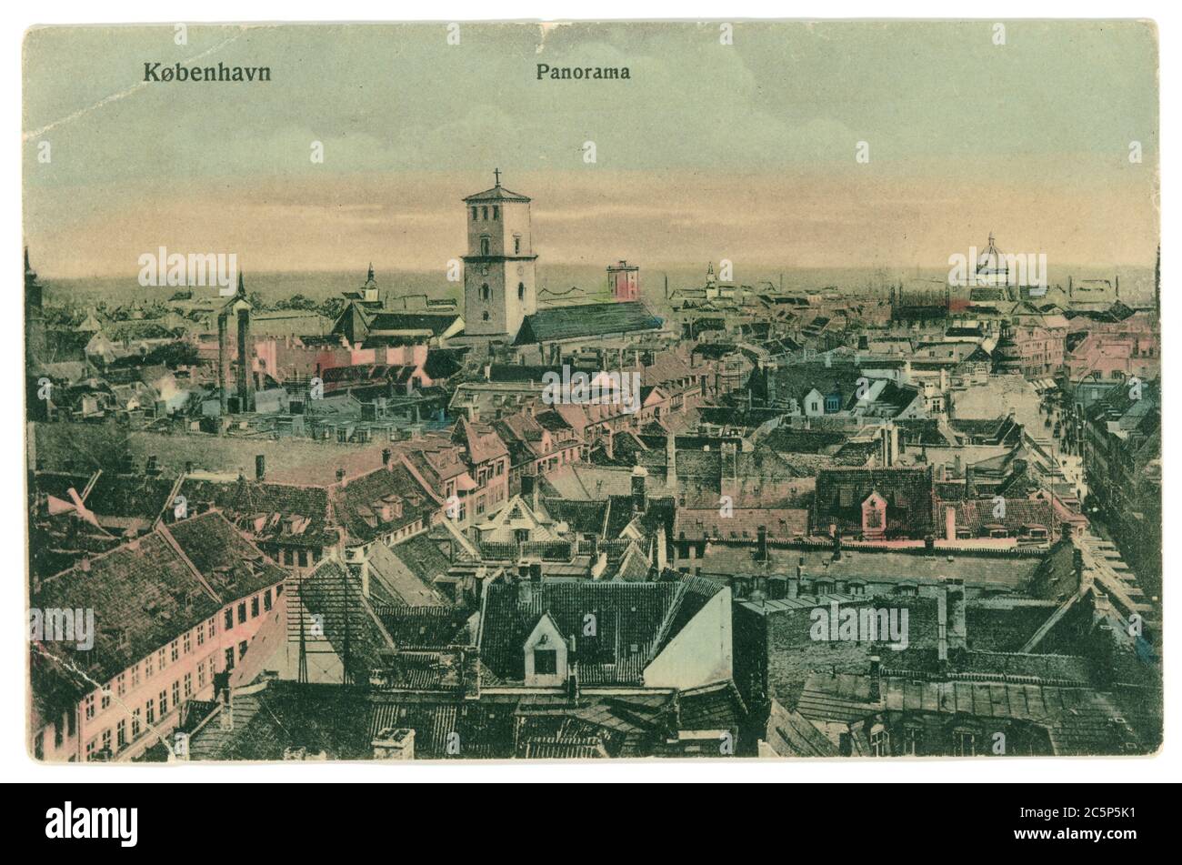 DANIMARCA, COPENHAGEN - CIRCA 1910: Cartolina d'epoca con bordi stagionato su sfondo bianco stampata nel 1910, Danimarca. Panorama aereo retrò di Copenha Foto Stock