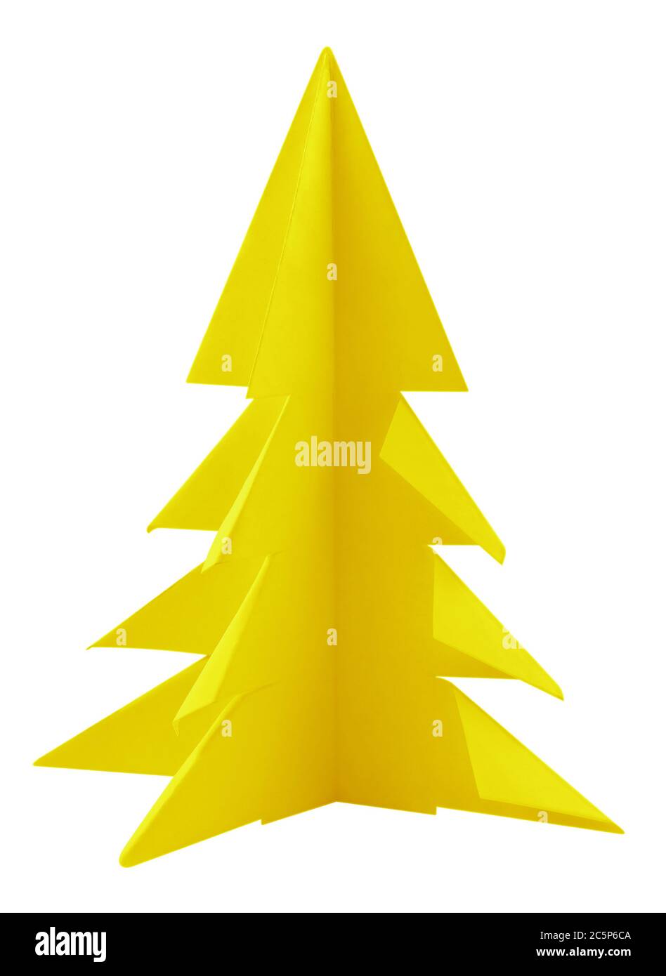 Albero di natale giallo fatto di carta isolato su bianco. Tracciato di ritaglio incluso. Foto Stock