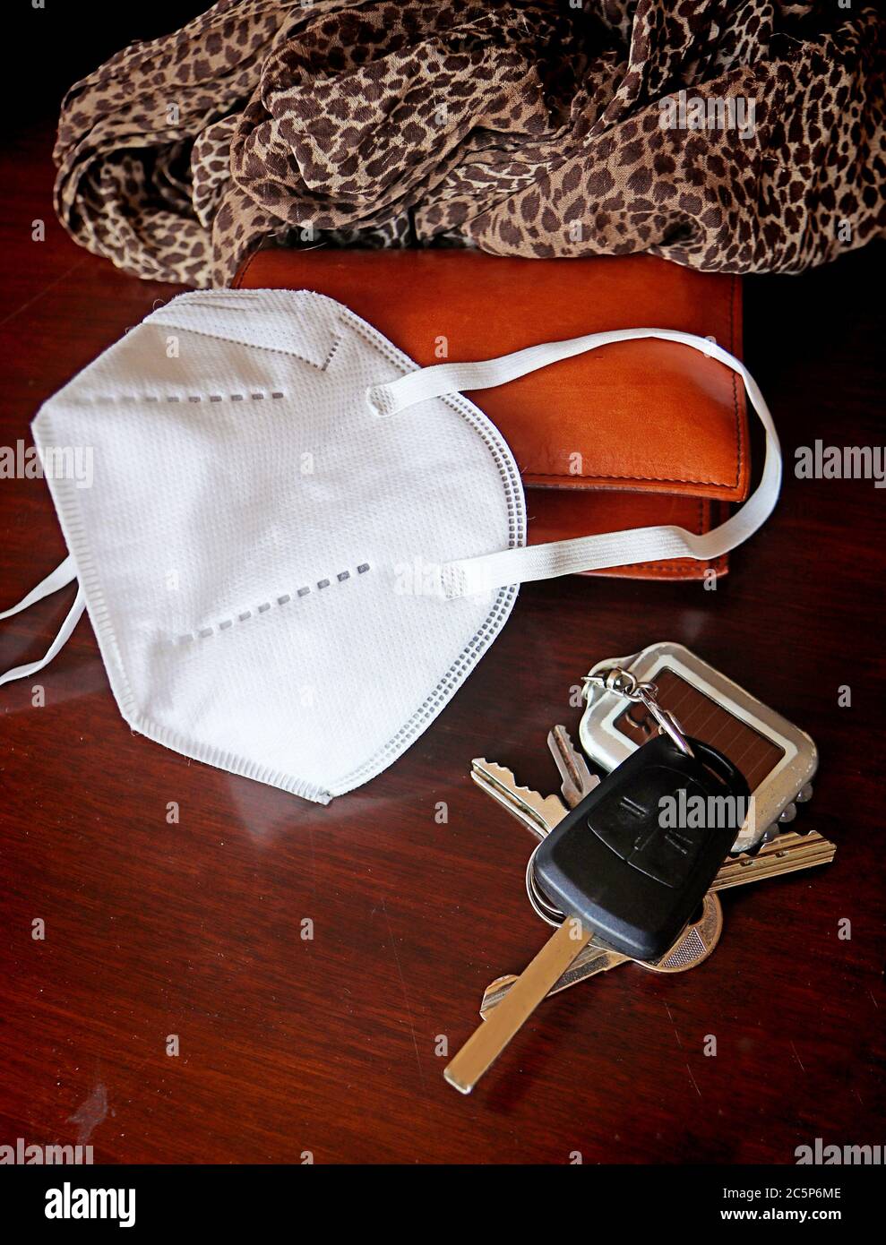 pronto a uscire con ogni giorno oggetti: maschera di protezione covid per prevenire l'infezione, portafoglio, chiavi e sciarpa Foto Stock