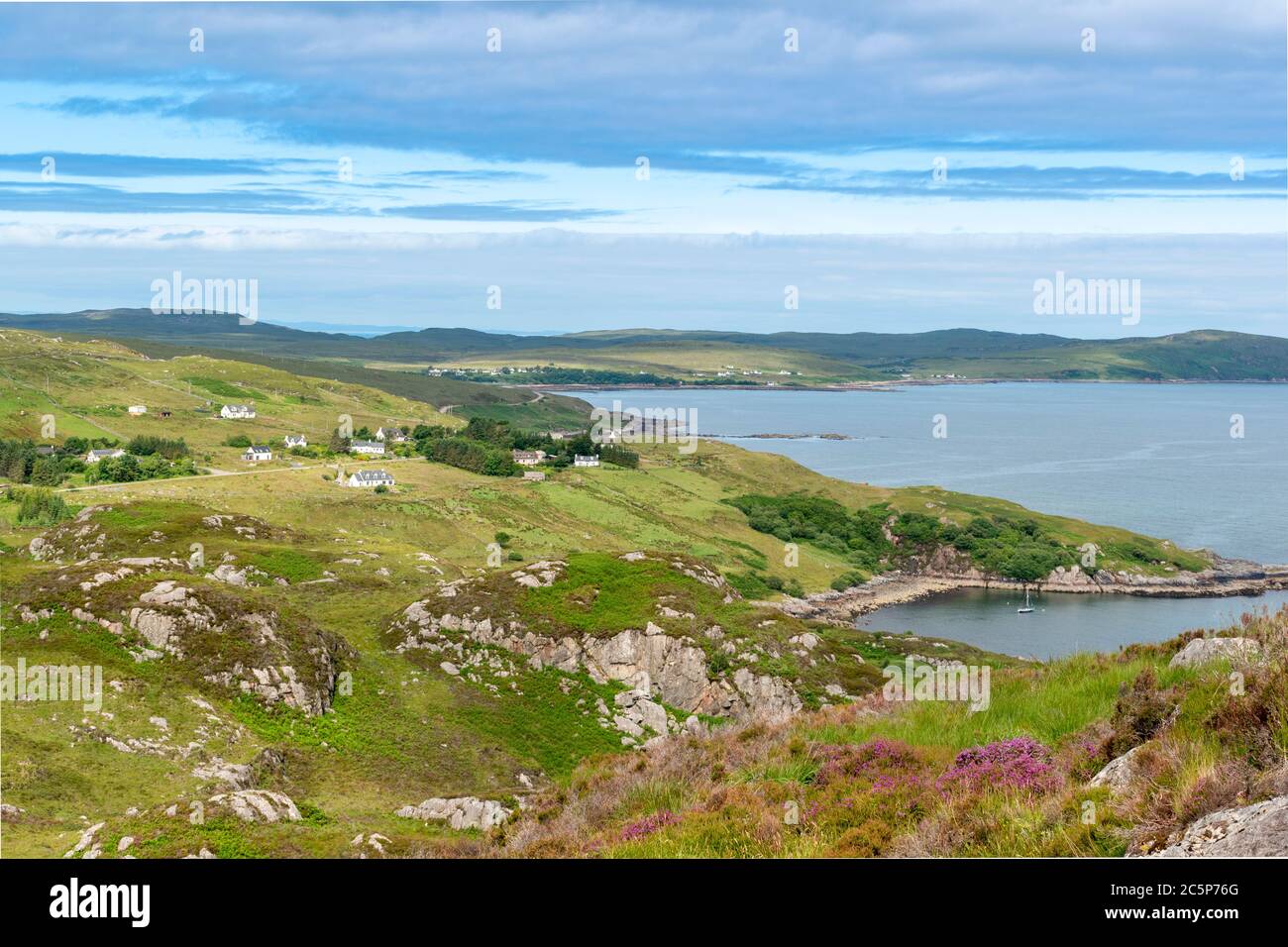 GRUINARD BAY E BEACH ROSS E CROMARTY WEST COAST SCOZIA ALL'INIZIO DELL'ESTATE GUARDANDO VERSO LA SECONDA COSTA E LA PRIMA COSTA CON CASE Foto Stock