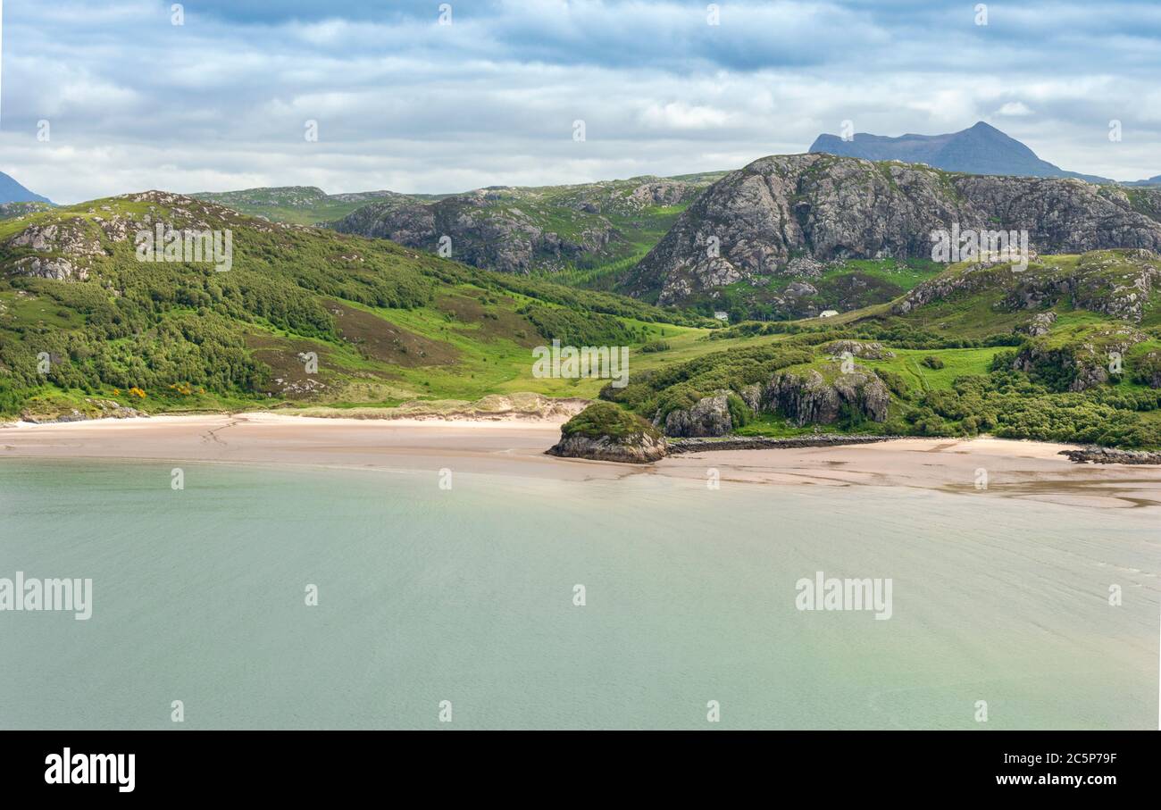 GRUINARD BAY E BEACH ROSS E CROMARTY WEST COAST SCOZIA NEI PRIMI MESI ESTIVI I COLORI DI UN MARE CALMO E REMOTE SPIAGGE SABBIOSE Foto Stock
