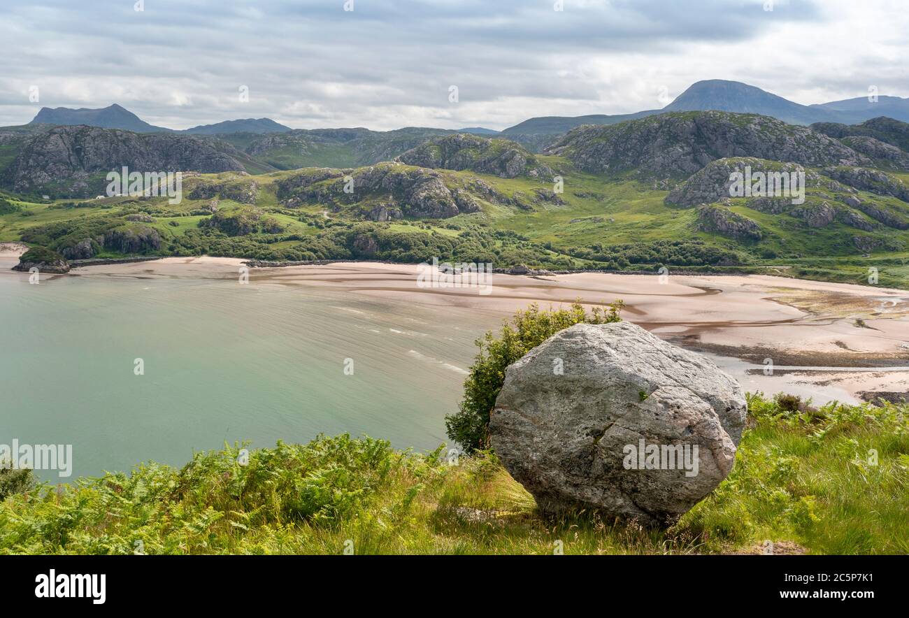 GRUINARD BAY E BEACH ROSS E CROMARTY WEST COAST SCOZIA IN PRIMA ESTATE VISTA DI COLORI DI UN MARE LIMPIDO E TRANQUILLO E COLLINE Foto Stock