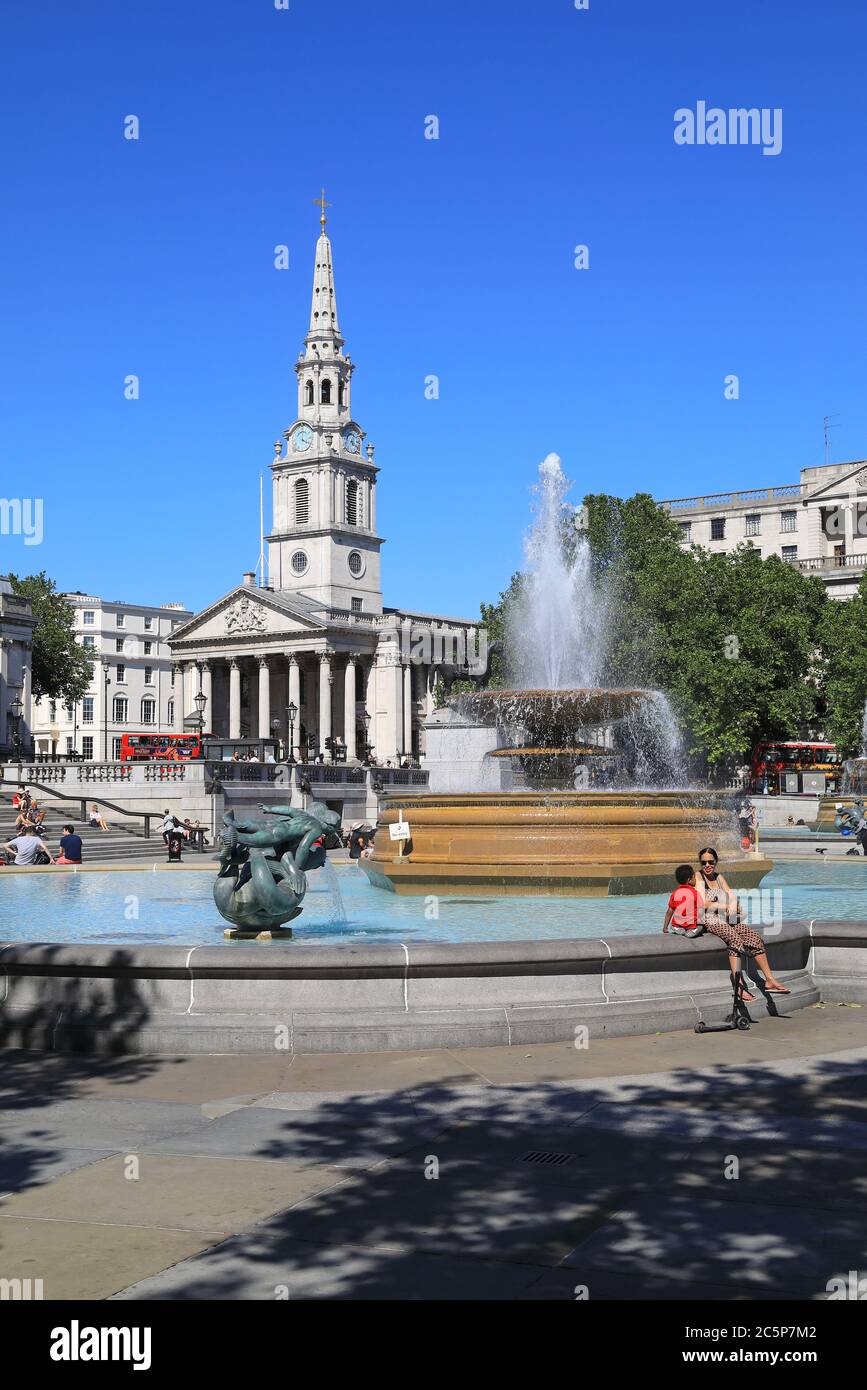 Le fontane e la chiesa di San Martino in campo in Trafalgar Square, in un giorno soleggiato, estivo, nel centro di Londra, Regno Unito Foto Stock