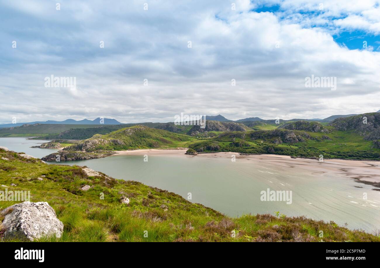 VISTA DELLA BAIA DI GRUINARD E DELLA SPIAGGIA DI ROSS E DELLA COSTA OCCIDENTALE DI CROMARTY IN SCOZIA ALL'INIZIO DELL'ESTATE Foto Stock