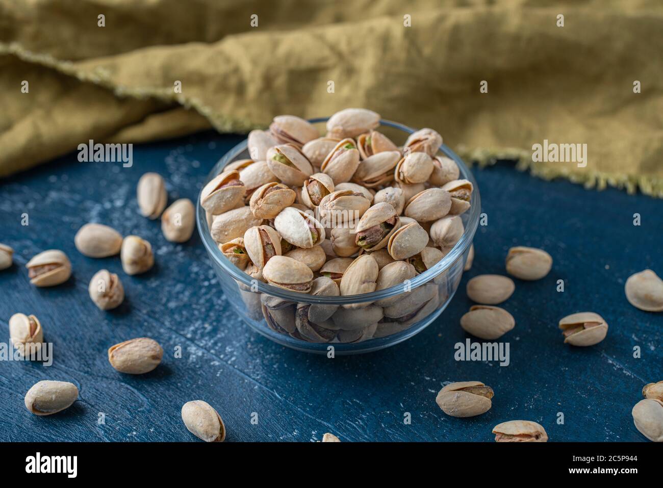 Pistacchi arrosto e salati in una ciotola di vetro Foto Stock