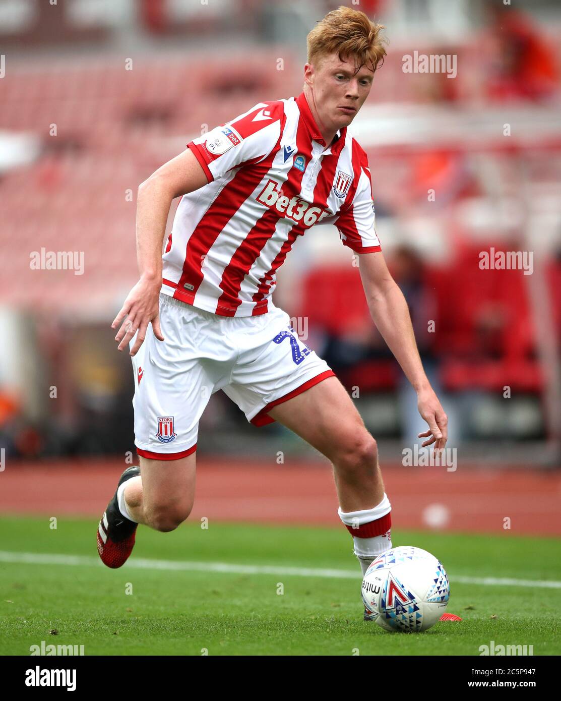 Stoke City's Sam Clucas durante la partita del campionato Sky Bet allo stadio bet365, Stoke. Foto Stock