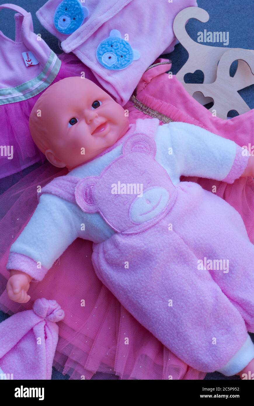 Vestiti giocattolo, isolati. Foto Stock