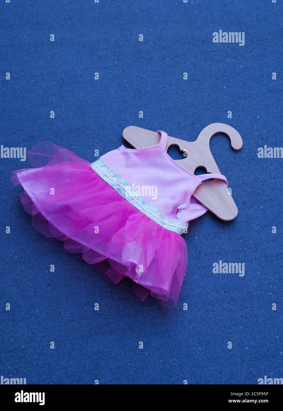 Vestiti giocattolo, isolati. Foto Stock