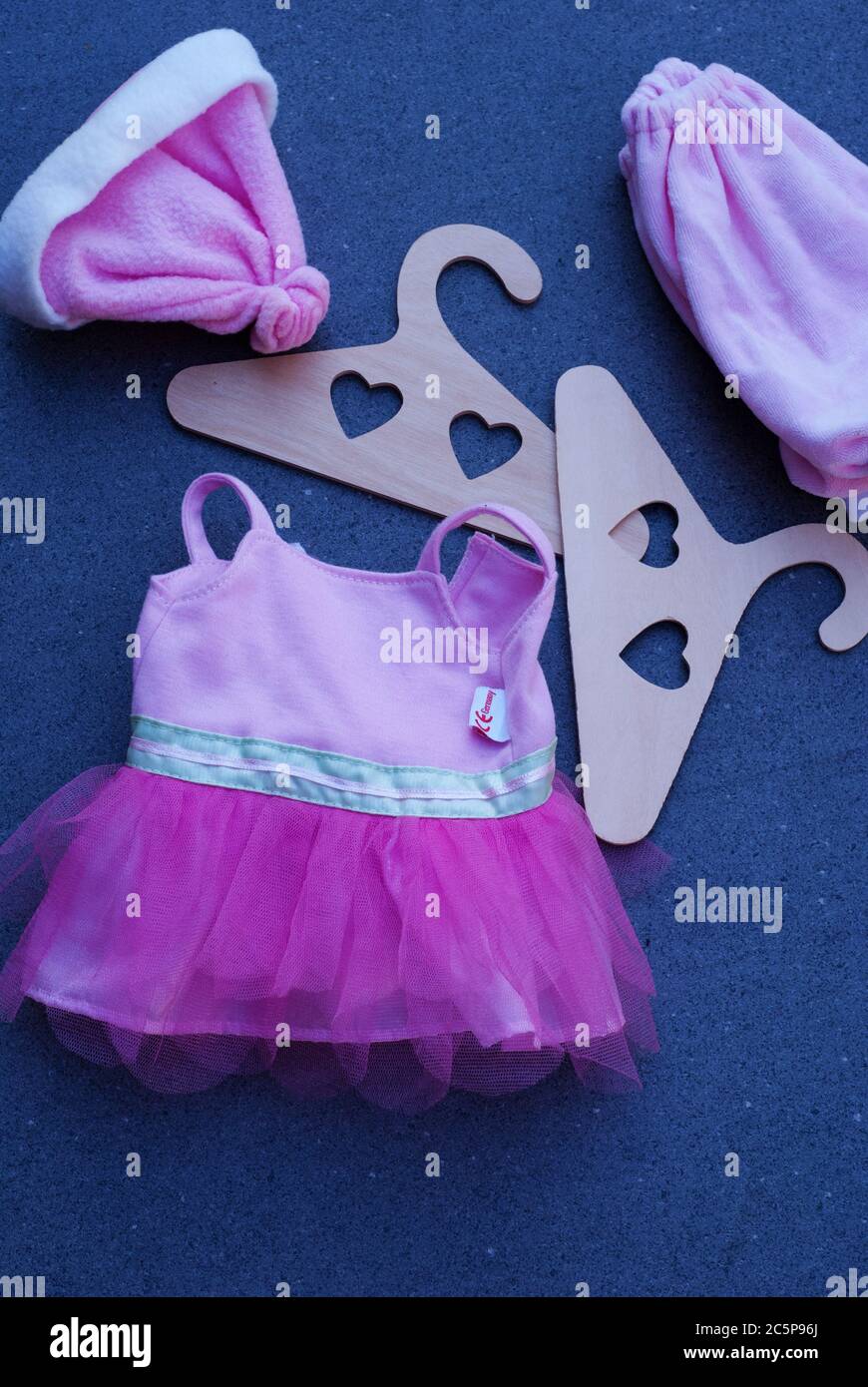 Vestiti giocattolo, isolati. Foto Stock