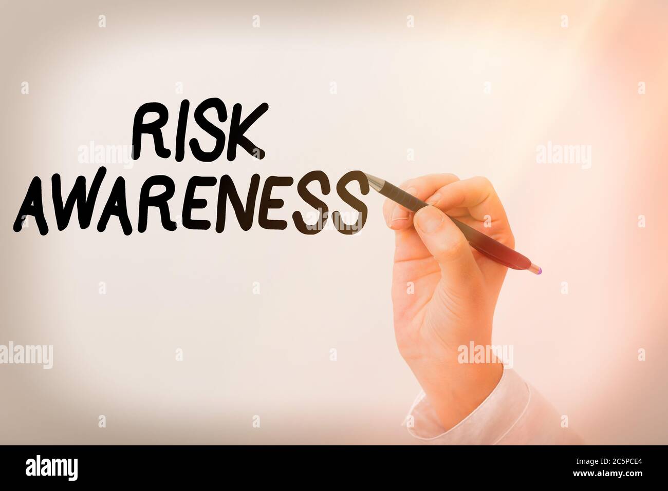 Scrittura manuale del testo consapevolezza del rischio. Fattori concettuali di riconoscimento delle foto che possono causare un effetto minaccioso modello che visualizza diversi scatti Foto Stock